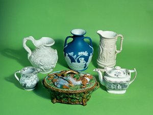 Wedgwood Viktorya dönemi çanak çömlek koleksiyonu; ve Portland vazo (seramik) kopyası dahil Viktorya dönemi çanak çömlekleri